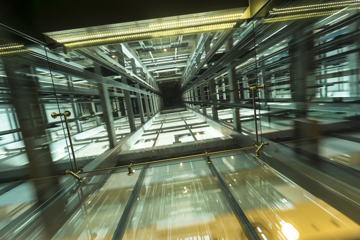 Perspektiv i en glassheis som symboliserer veivalg og overblikk – inspirert av Mission Impossible, men med en realistisk og trygg økonomisk vinkling.