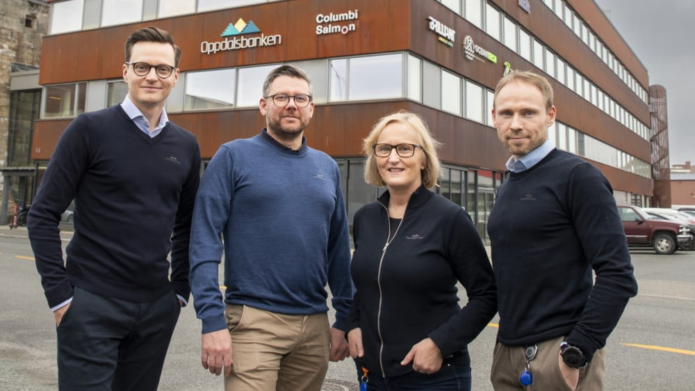 Bilde av ansatte utenfor bankbygningen