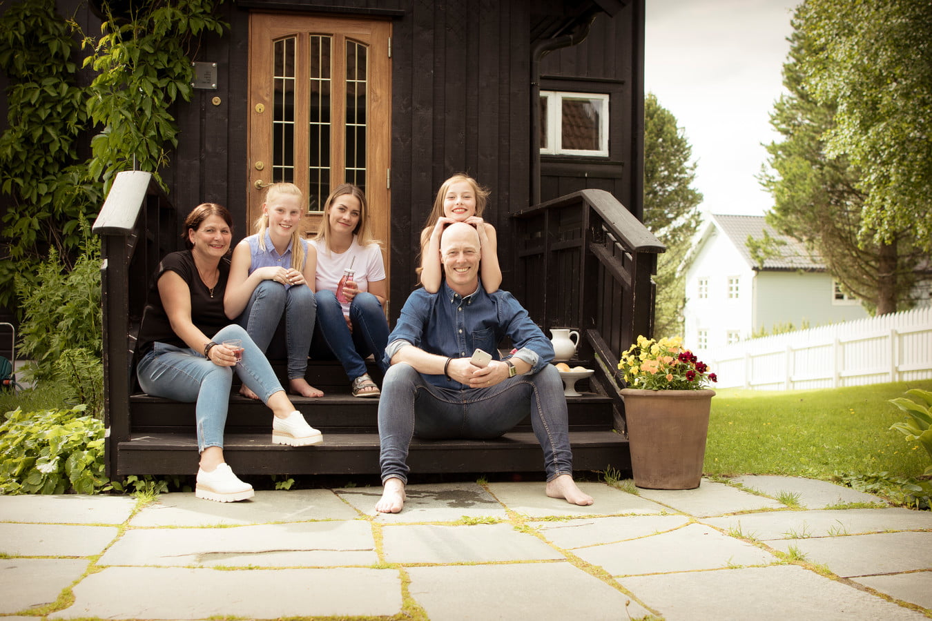 familie på trappen foran hus