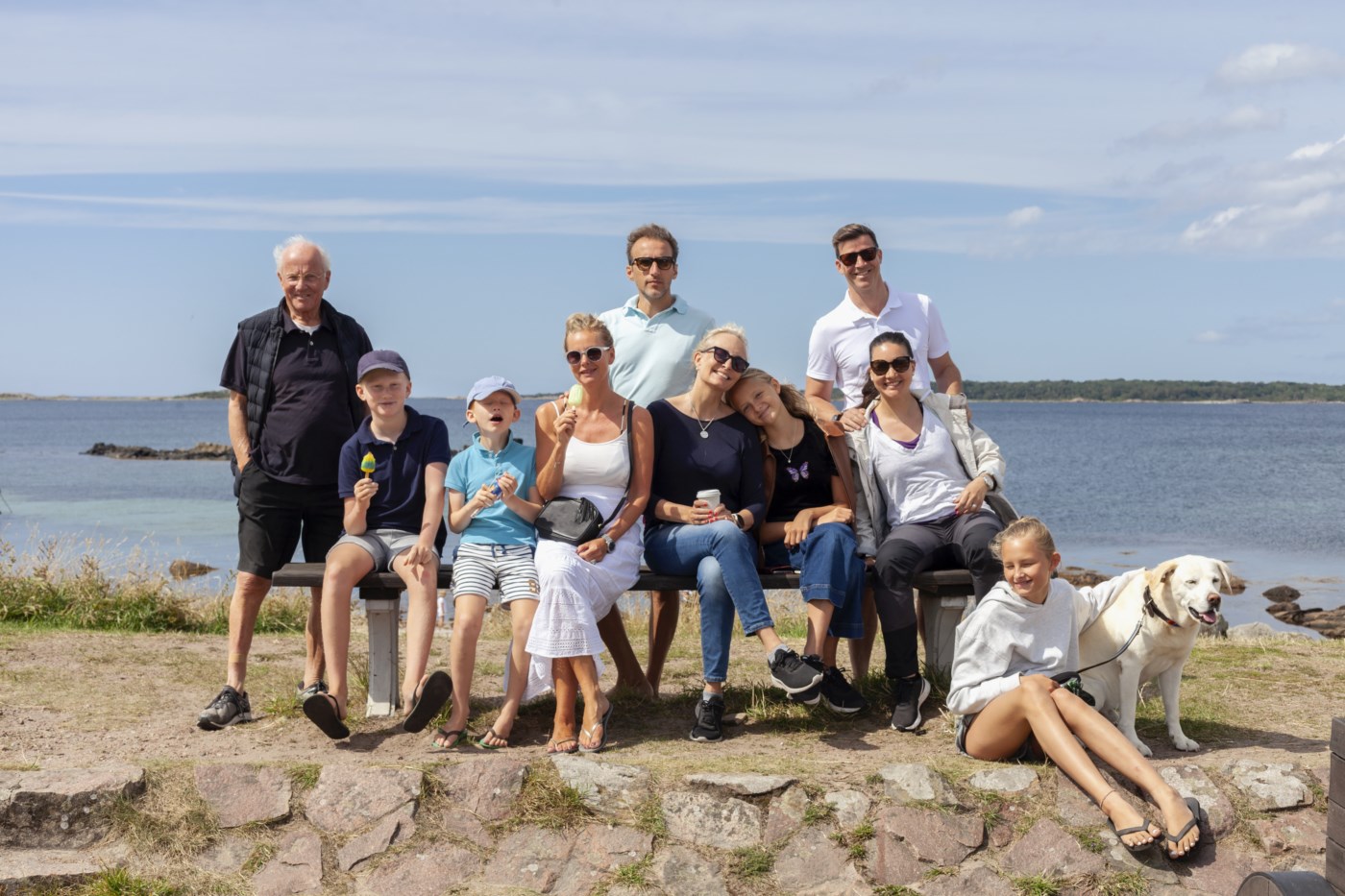 Familie på svaberg