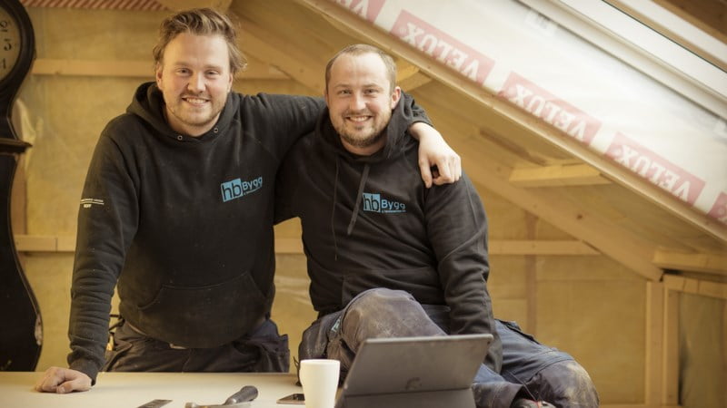 To snekkere holder armene hverandres skuldre