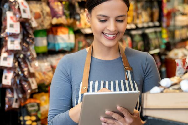 Butikkmedarbeider med nettbrett